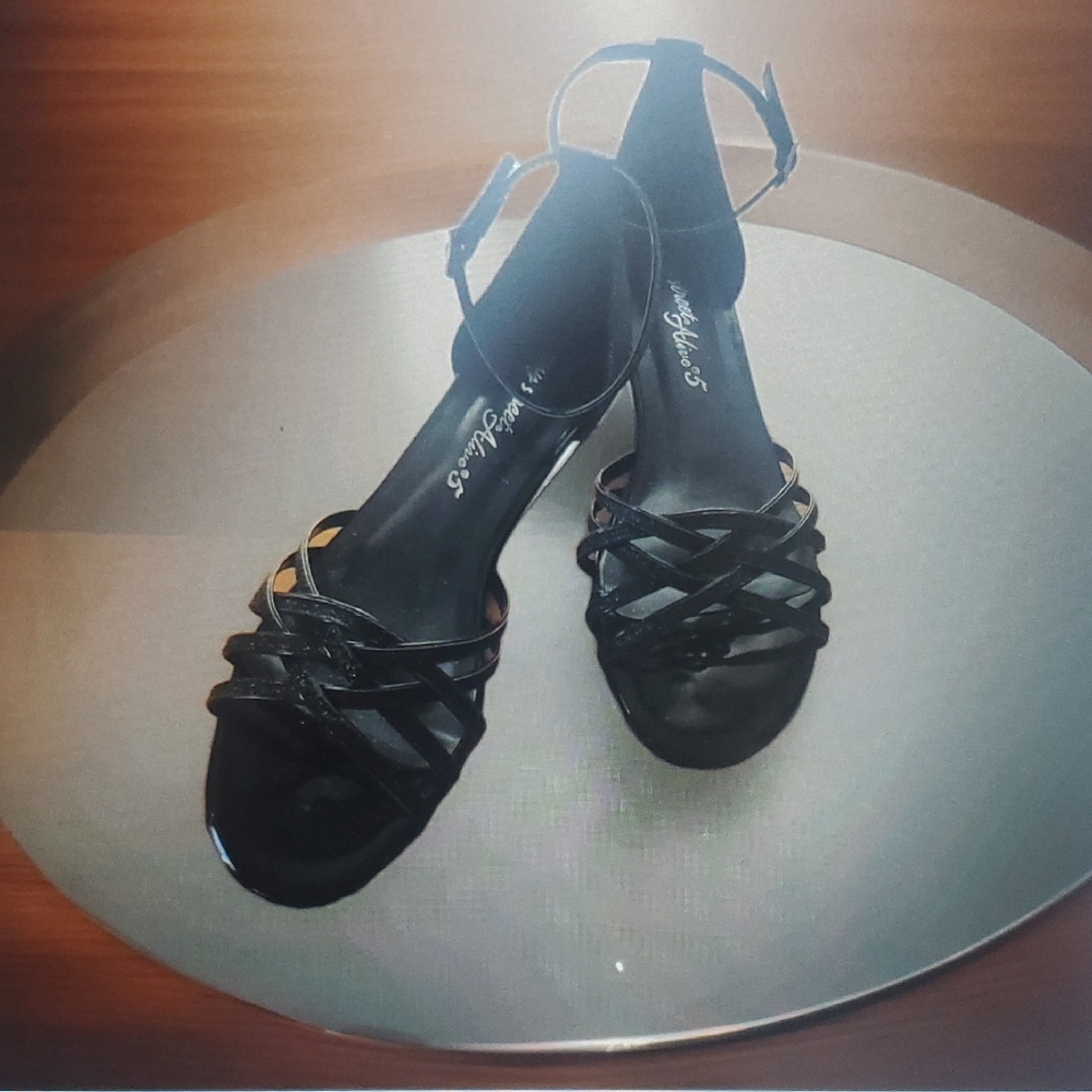 NWT - Black Strappy Women's Sandals by Easy Street Size 7M